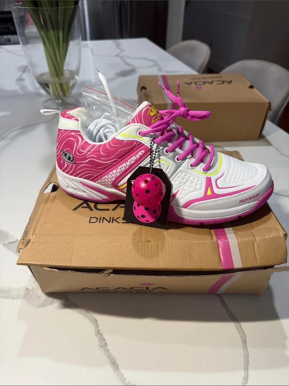 acacia Dinkshot Women's Low-Top Athletic Sneakers in White & Pink size 12